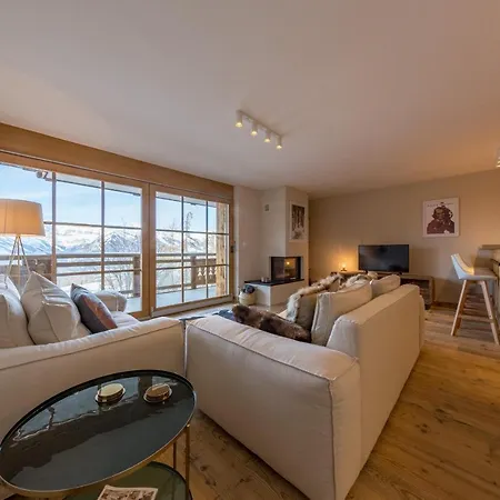 2 Bedroom - Close Lift - R27 Apartment *