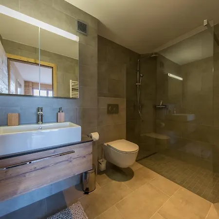 Apartment 2 Bedroom - Close Lift - R27