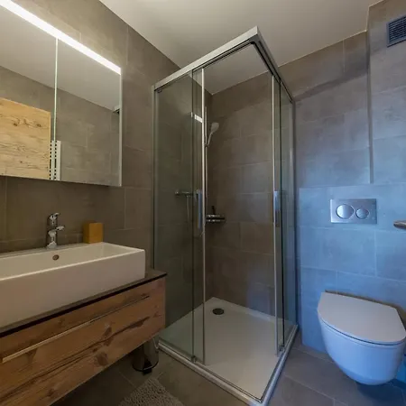 2 Bedroom - Close Lift - R27 Apartman *